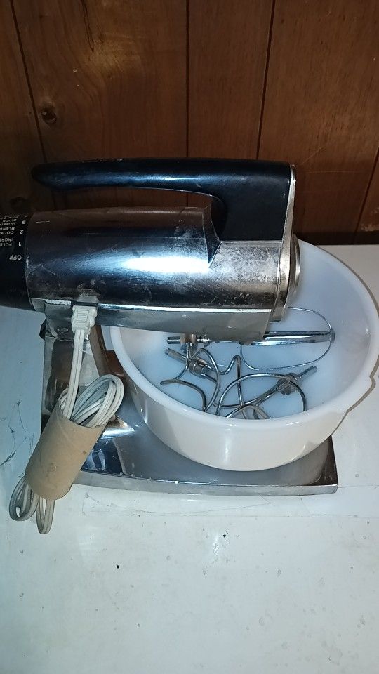 Sunbeam Vintage Chrome 12 Speed Mixer With Bowl