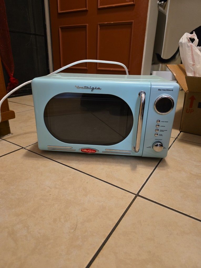 Retro Microwave *FREE* (Not Heating Up)