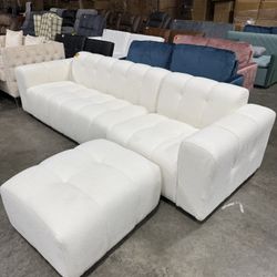 White Living Room Sectional with Ottoman / Sala de estar blanca seccional con otomana