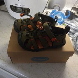 Size 8 Brand New Toddler Keens Never Worn