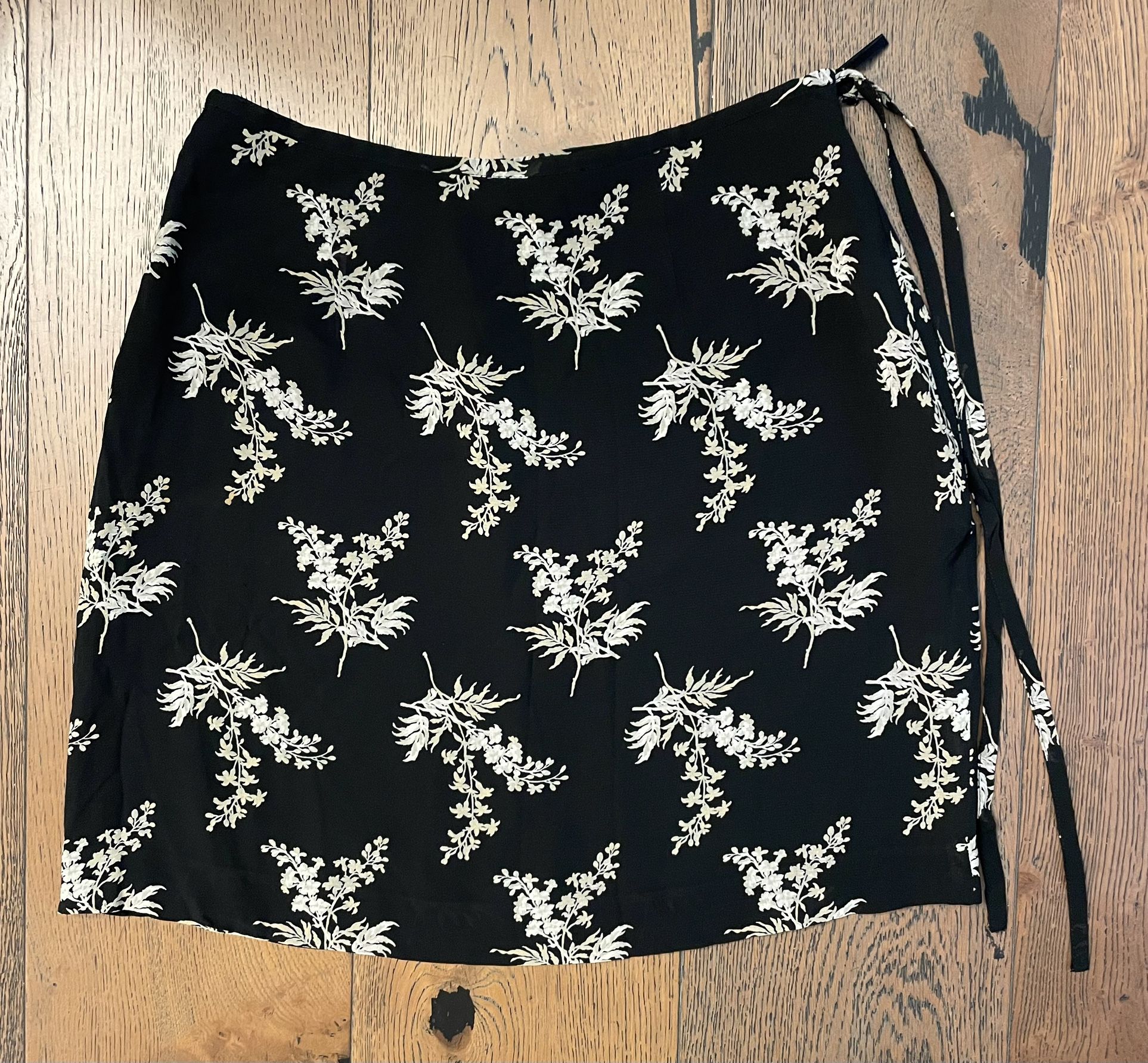 Banana Republic Black Floral Rayon Mini Short Skirt 14w by 18L size 8