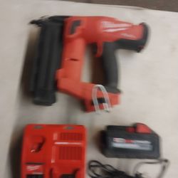 MILWAUKEE BRAD NAILER GUN 18GAUGE WITH BATTERY AND CHARGER 