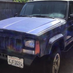 1996 Jeep Cherokee - 4 Wheel Drive - Rock Sliders - Skid Plates - Lots Of Spare Parts  