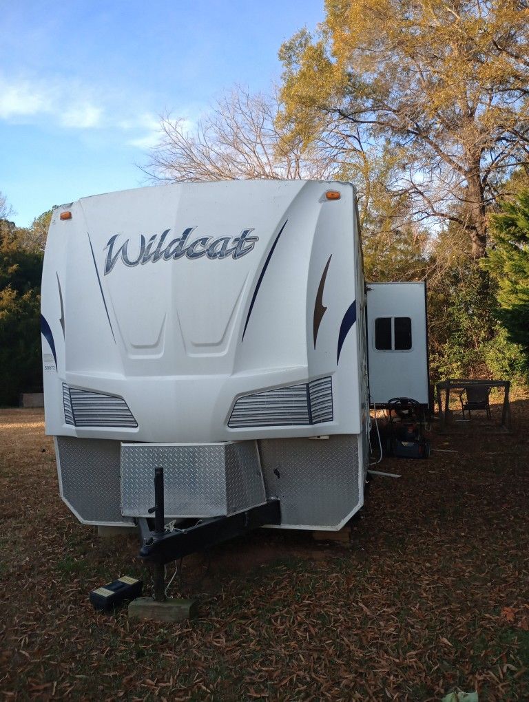 2008 30 Ft RV Camper Wildcat 