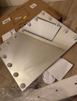 Vanity mirror con luces LED ✨ Nuevo, nunca usado.  Perfecto para maquillaje o beauty setup. Incluye