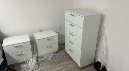 CHEST AND TWO NIGHSTANDS // GAVETERO Y DOS MESITAS DE NOCHE