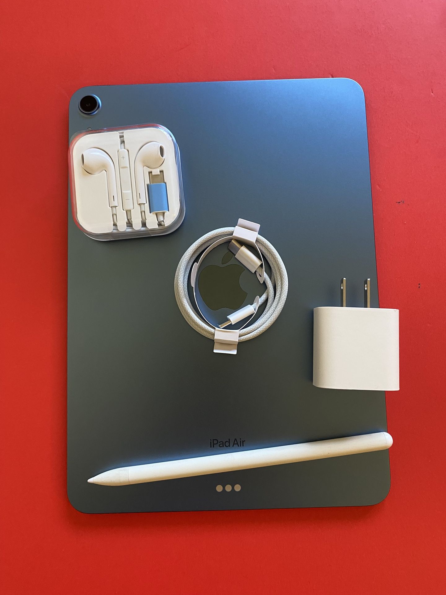 Apple IPad Air 5th Generation (10.9” Liquid Retina/ M1 chip / 2022 Model) 64GB with pen, keyboard case & Accessories (256gb $549)