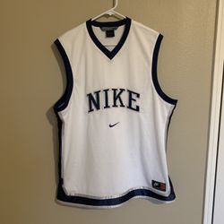 Men Nike Basketball White Jersey Medium Polyester. Used Good Condition.