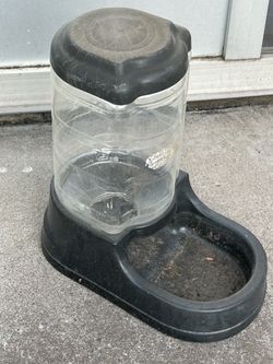 Free pet food dispenser