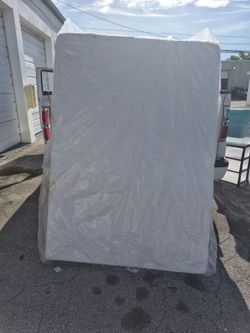 MEMORY FOAM MATTRESS, QUEEN SIZE BRAND NEW IN BLASTIC
