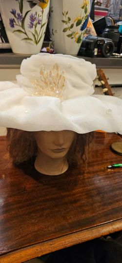 Vintage hat white beauty hat Tea/beach/wedding women hat by Deborah New York used great condition