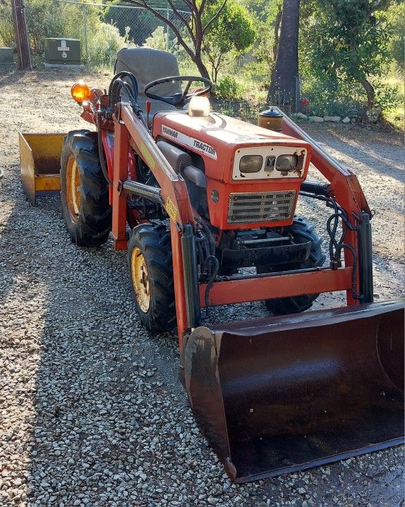 1984 Yanmar 165D 16HP Tractor With Bucket And Box Blade