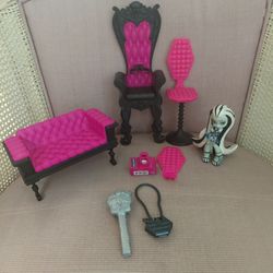 Monster High Draculaura Castle Throne Chair, Tufted Couch ,Chair and vinyl figure of Frankie Stein