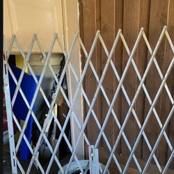 Reja De Metal Con Rodos A Un Lado 