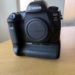 Canon EOS 5D Mark IV DSLR Camera Body