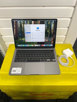 Apple MacBook Air 13.6" M2 2022 16GB RAM 256GB SSD Space Gray w/ Charger