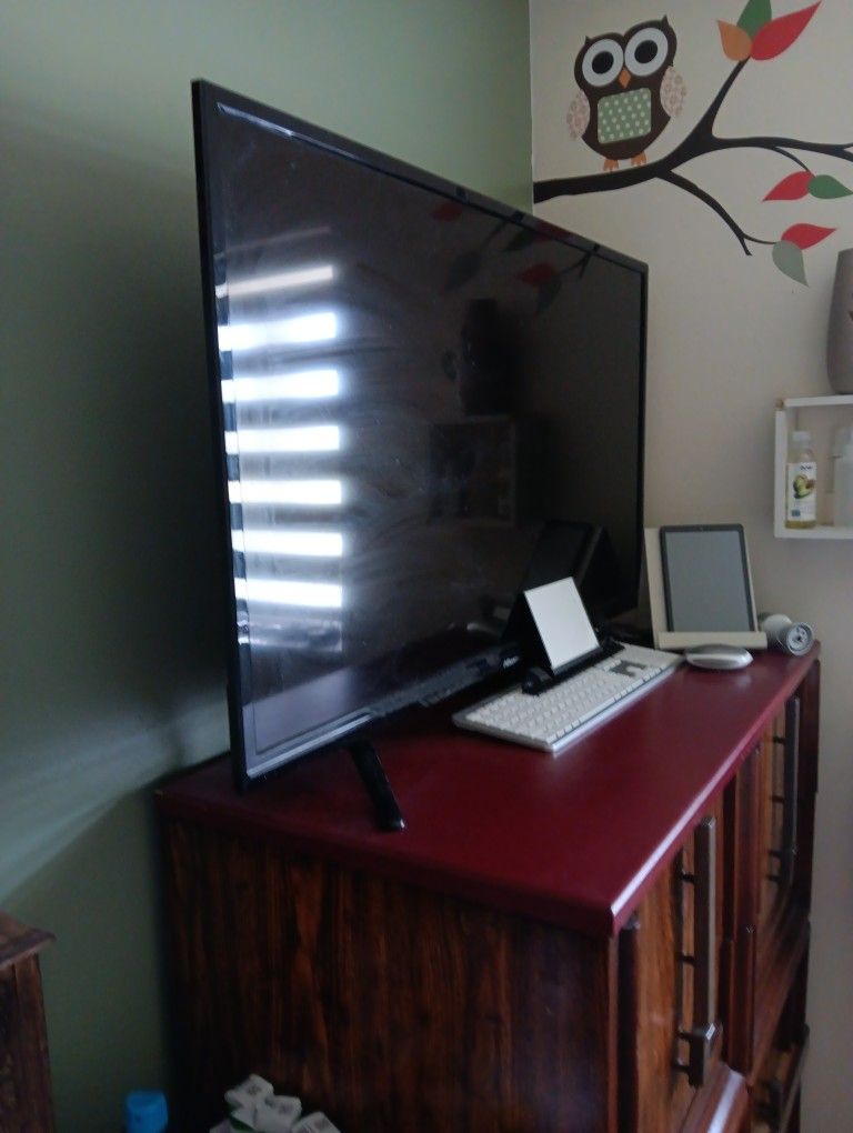 TV, Microwave, Mirror, Jewelry Box, and Refrigerator