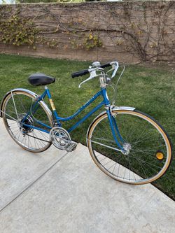VINTAGE SCHWINN “VARSITY” 27” INCH WOMENS 10-SPEED BICYCLE (CIRCA 1970’s)