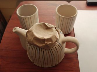 Teapot set with 2 tea cups great gift!!!