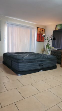 VERY NICE LIKE NEW BEAUTYREST BLACK ⚫️  C-CLASS MATTRESS AND BOXSPRINGS FOR SALE! IN EXCELLENT CONDITION, FREE DELIVERY