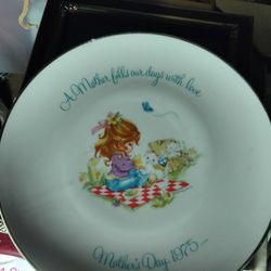 GIGI Commemorative Mothers Day plate 1975, “A Mother fills our days with love”

