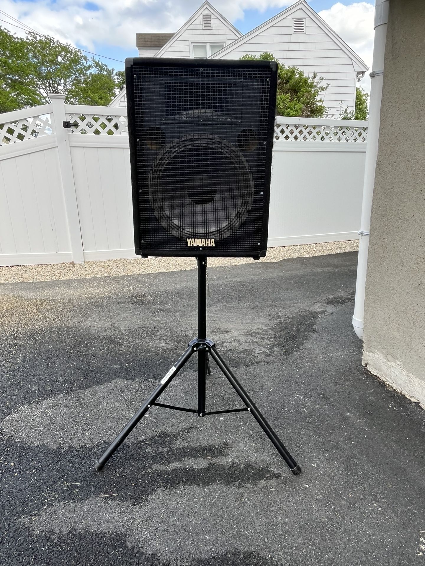 Yamaha S15e 15” 2-Way Passive Speaker with Stand
