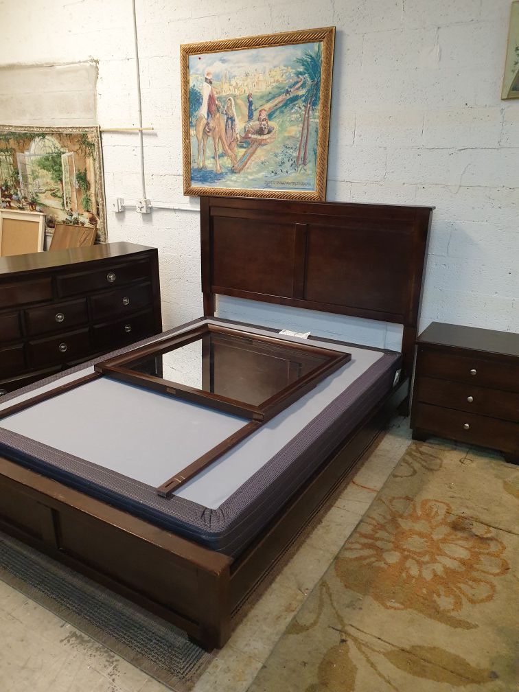 Queen size bedroom set solid wood in excellent condition !