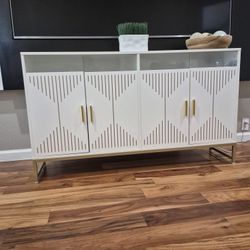 BEAUTIFUL SIDEBOARD BUFFET COFFEE STATION OR TV STAND NEW CONDITION ASSEMBLED 55X16X33 WHITE & GOLD