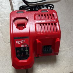 Fast Charger Milwaukee NEW