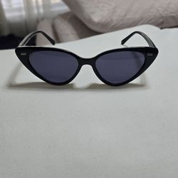 New People Sunglasses Cat Eye Black