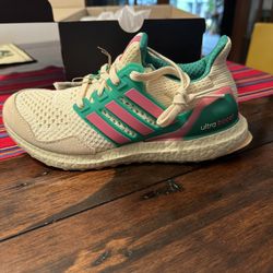 Adidas Ultra Boost Women Size 7