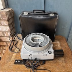 Kodak Ektagraphic E-2 Carousel Slide Projector w/ Trays, Case & Remote