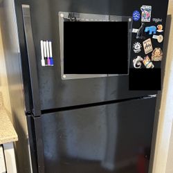 2024 Whirlpool 20.5 cu ft Fridge Black Top Freezer