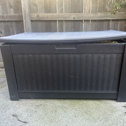 Outdoor storage box