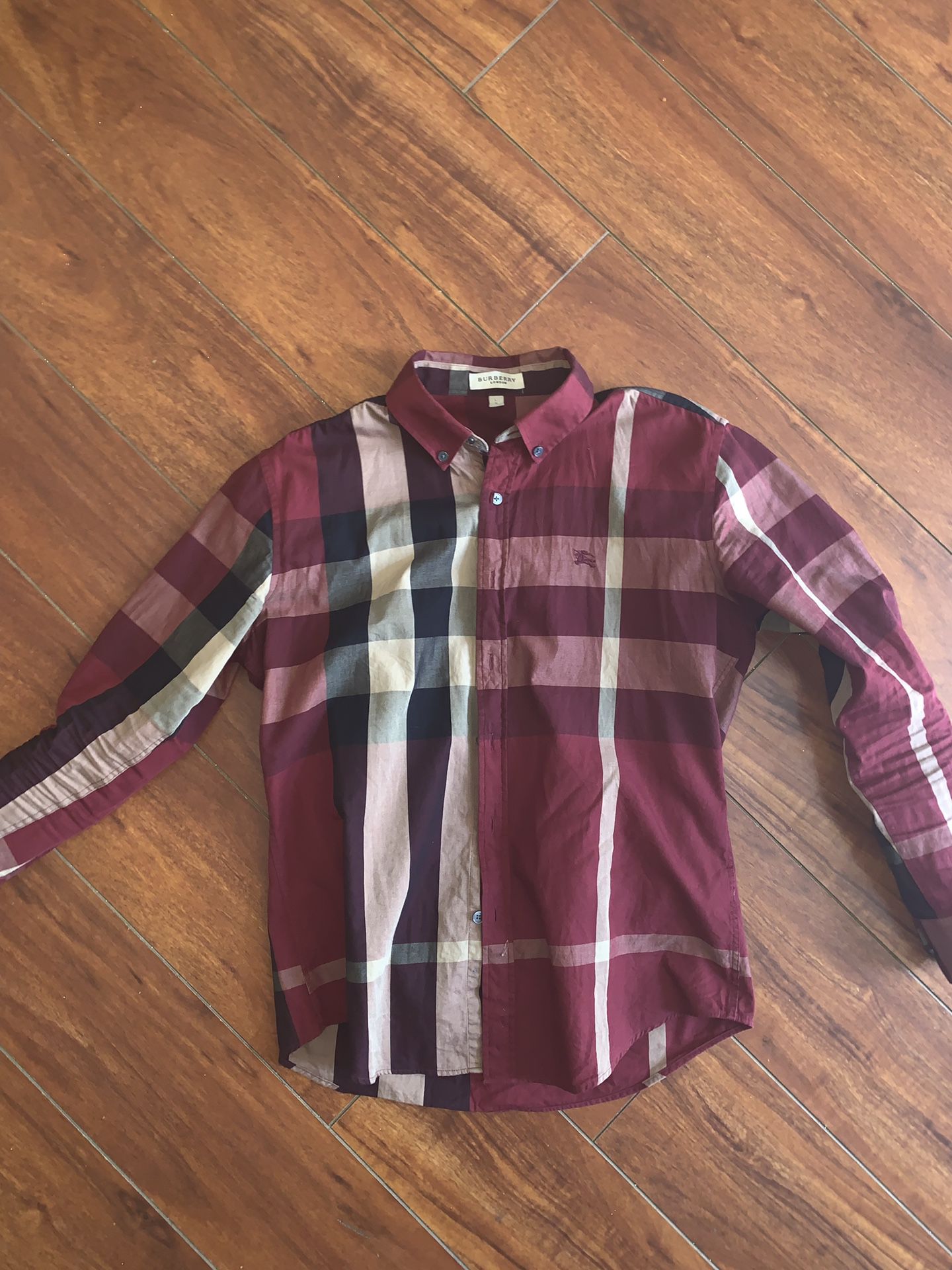 Burberry Button up size Large‼️💦
