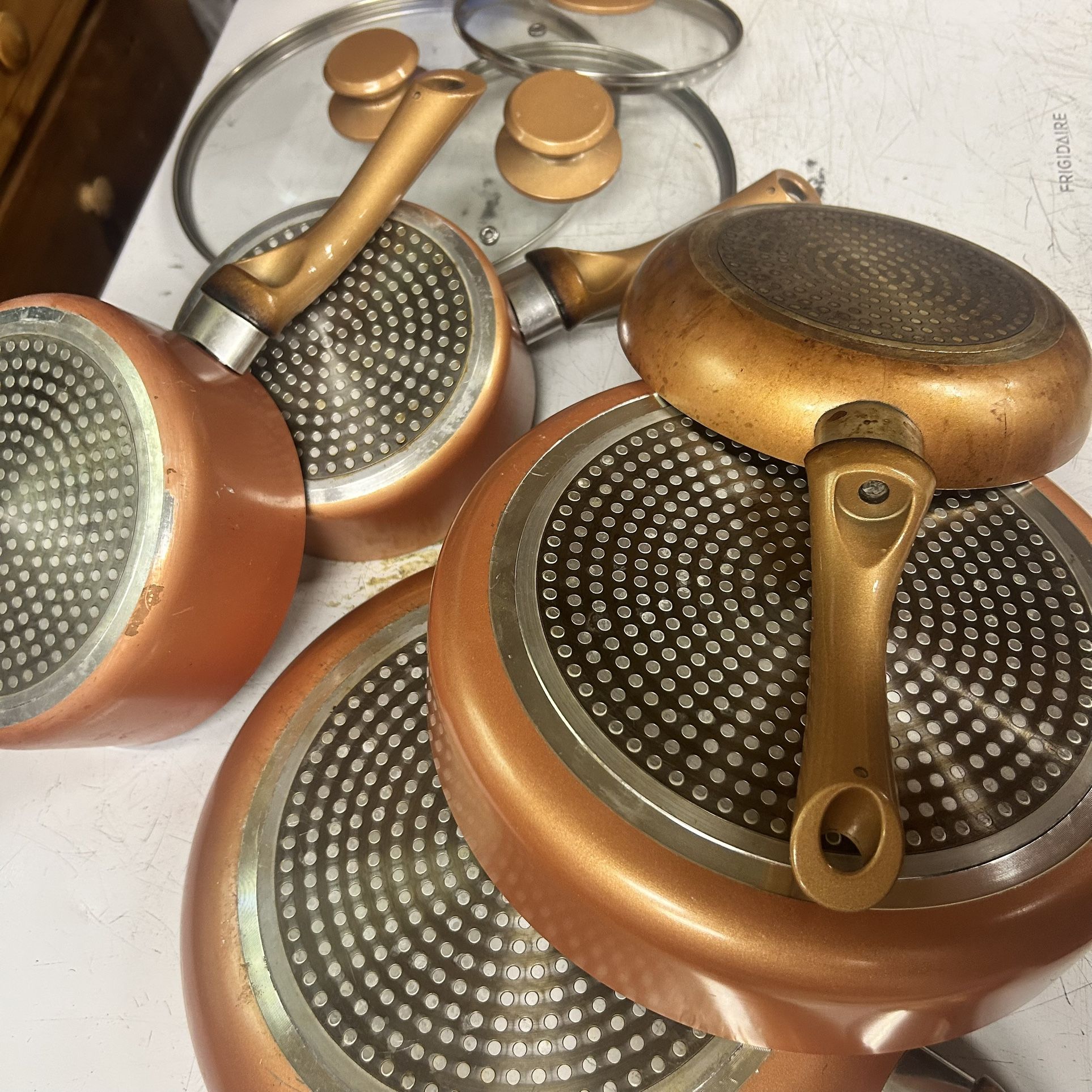 Set Of Pans And Lids