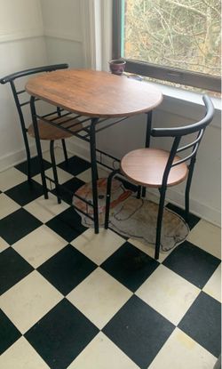 Small Dining Table Chair Set (Pick up first week of August)