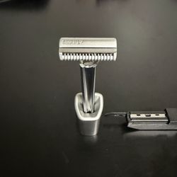 Supply Single Edge SE with Stand and Extra Razor Pack