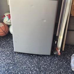 Frigidaire Refrigerator 