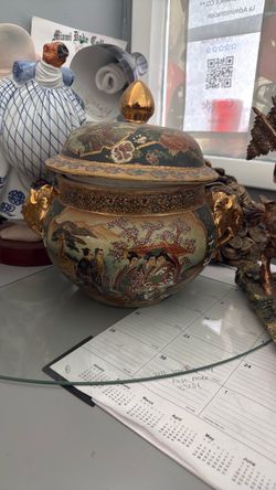 Chinese put with vivid colors and gold accent