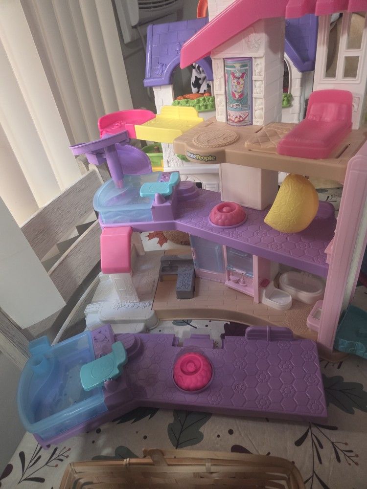 Interactive Little People Barbie House With Car and Bag Of Little People