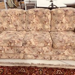 Sleeper Sofa / Queen 