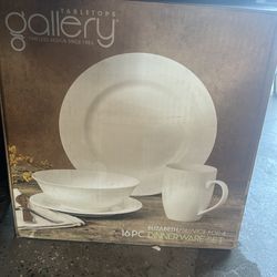 Brand new in the box plate set