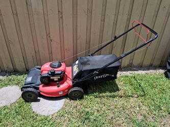 Self-propelled Craftsman lawn mower , 150 cc Briggs & Stratton motor  with grass clipping collection bag