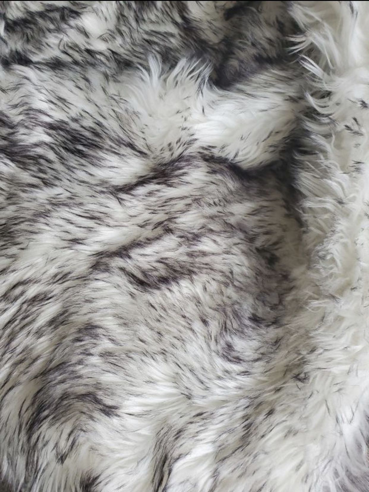Rug 8x10 faux fur, very nice, good condition , white and grey color.I'm selling because I changed my decoration!!!