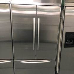 42” in wide 82 height kitchen aid frige use like new perfect condition 