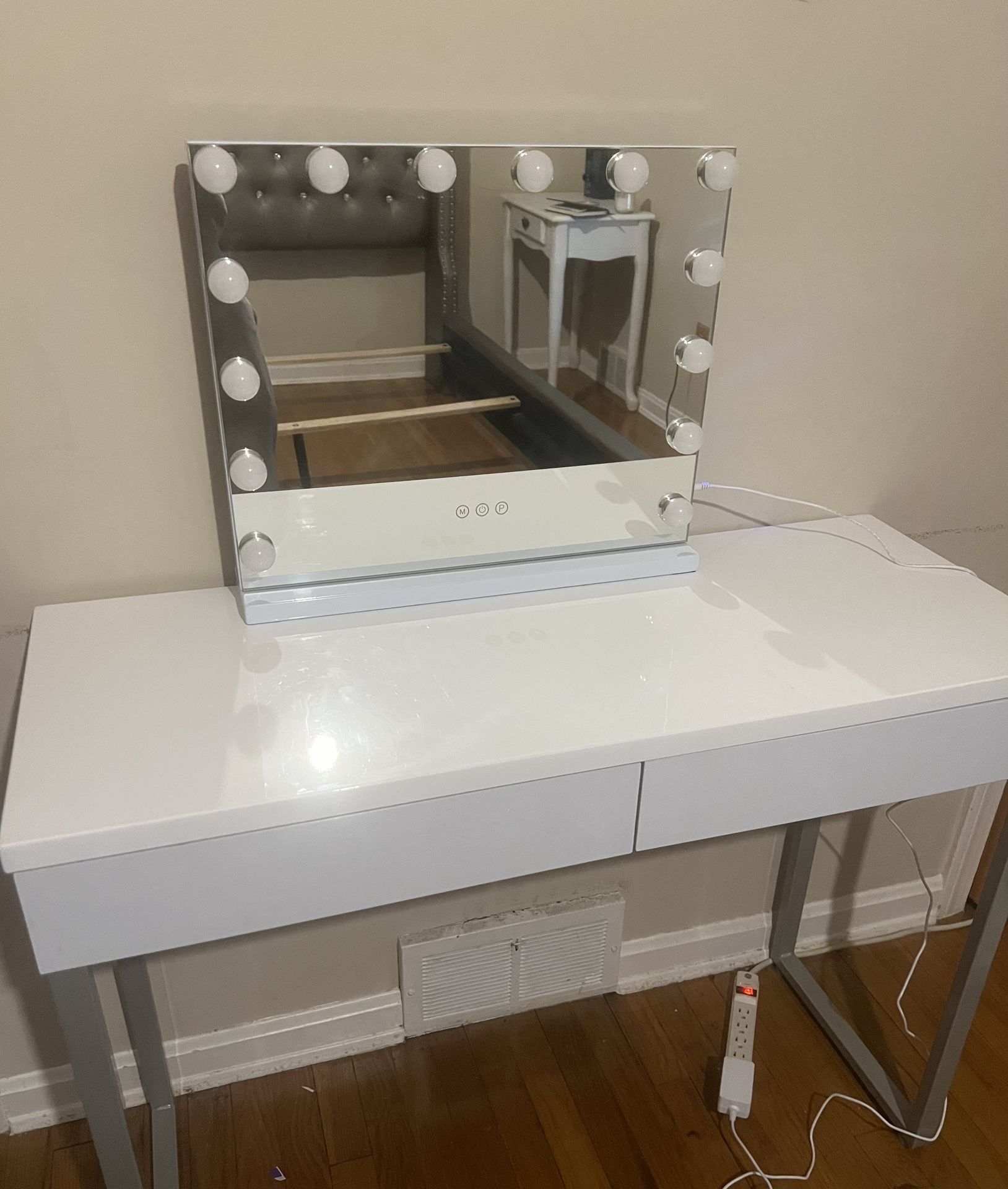 Vanity Mirror  And Table