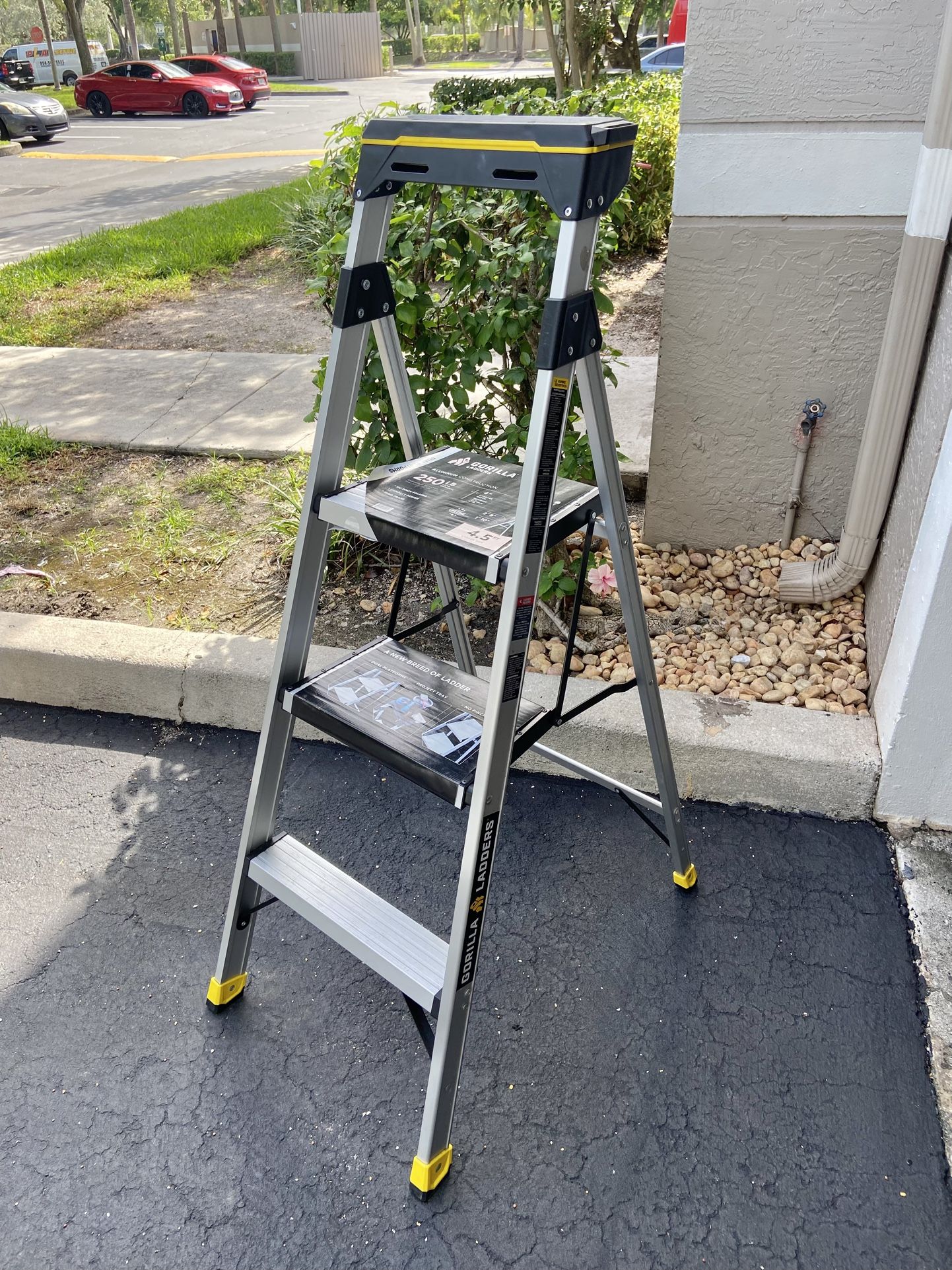 4.5” Ft Ladder Foldable, 9” Ft Reach NEW!!!