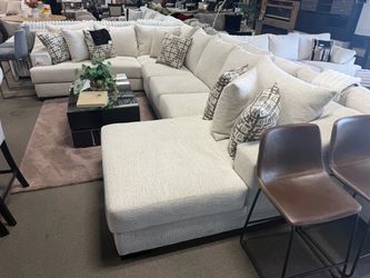 Large Customizable Sectional  🔥🥳💙 easy financing!
