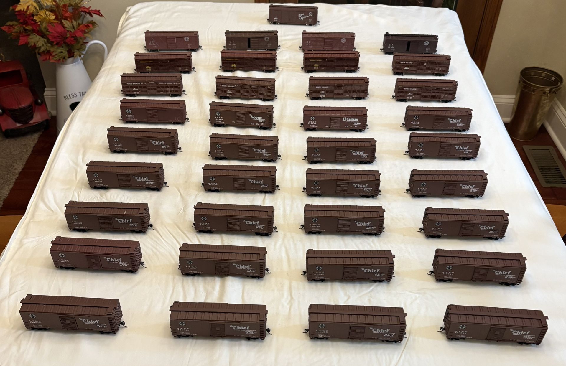 HO Roundhouse/Athearn Train Cars